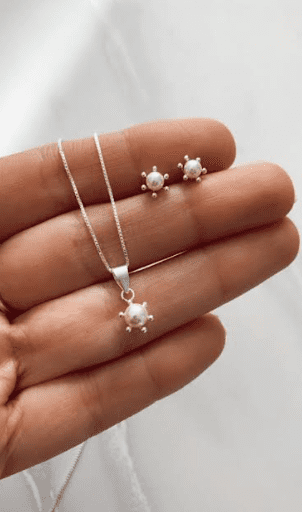 Conjunto collar con aros pistilos con perla pequeños en Plata Fina 925